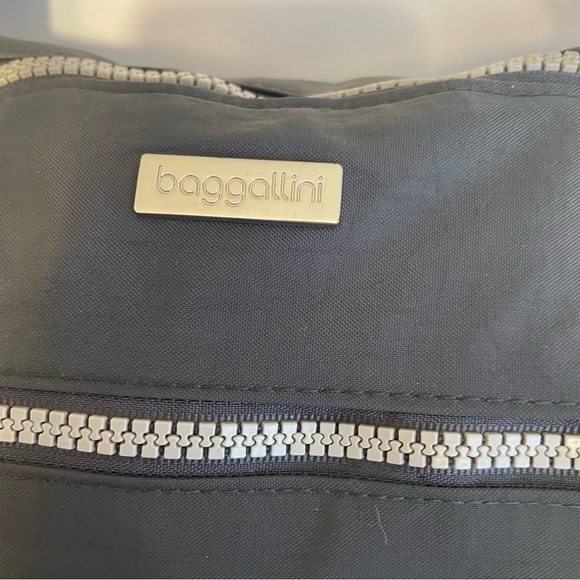Baggallini Gray Nylon Zip Entry Crossbody Bag Travel Pockets Lightweight Purse - Picture 4 of 11